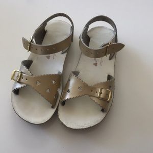 Size 11 gold sun-san sweetheart sandals, great con